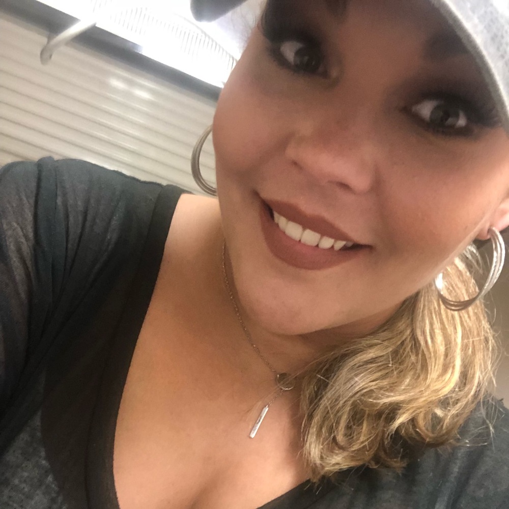 Hey Y’all!!! Roxanne here, you’re new Poshmarker!